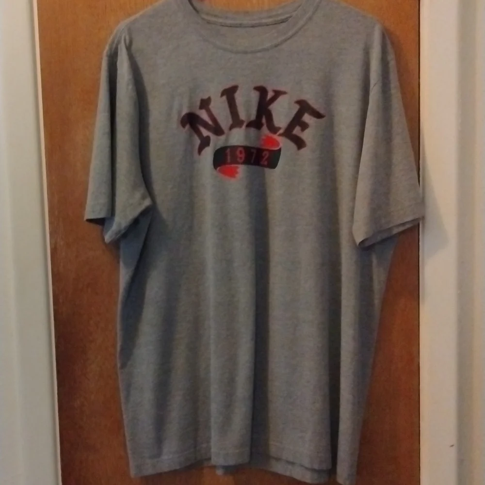 Spelled Out "Nike 1972" Classic Black & Red On Gray T-shirt XL - Picture 2 of 5